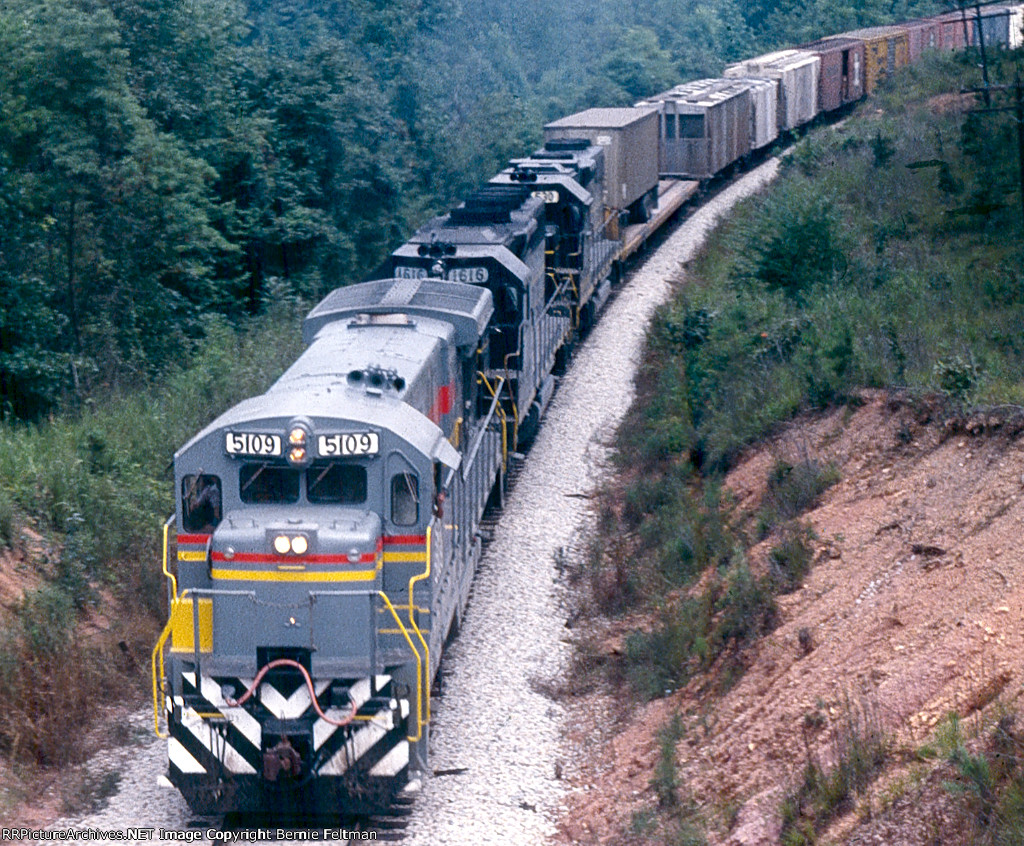 Seaboard Boast Line B23-7 #5109 heads north for Frisco's East Thomas Yard at Birmingham with interchange train #334 